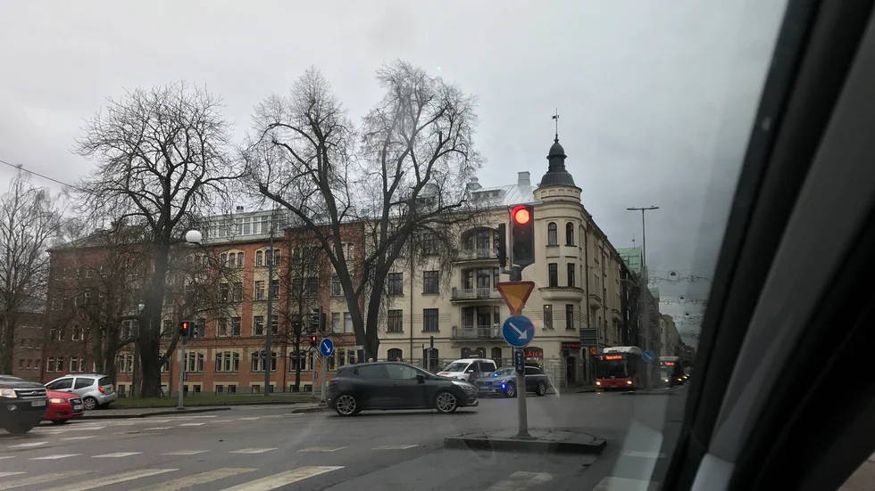 En civil polisbil vid hörnet av Vasavägen och S:t Larsgatan.