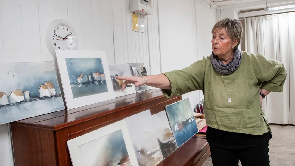 En av de utställande konstnärerna, Margareta Moldvik, med sina verk innan de hamnade på väggarna i K-Ringens galleri. Hon berättar att hon försöker att jobba mycket med ljuset i målningarna.
