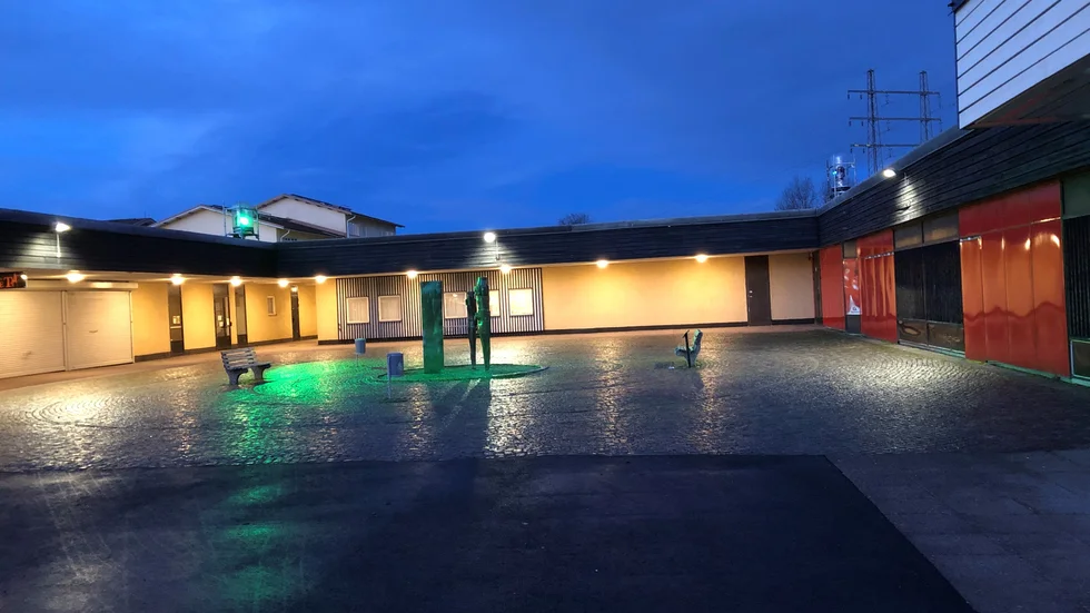 Olikfärgat ljussken ska ge ett lyft för utomhusmiljön vid Västersledstorg. Fler insatser ska göras i vår, enligt Enköpings Hyresbostäder.