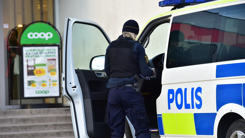 Polis på plats vid rånutsatta butiken på måndagsmorgonen. 