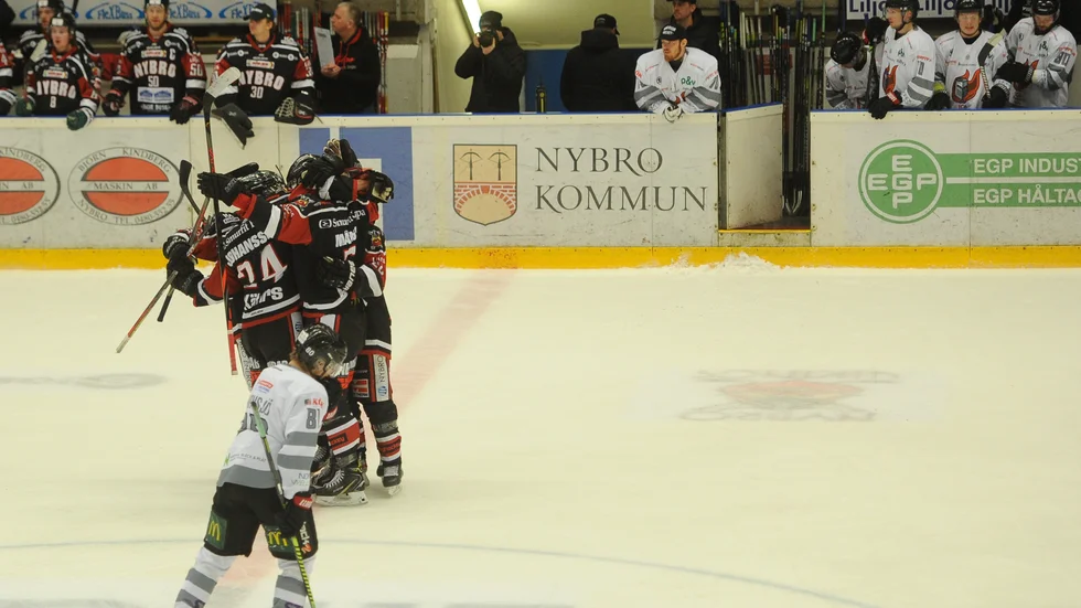 Ett mycket tungt mål var det när Nybro gjorde 3–1 i slutet av den andra perioden. Nyköpings SK kändes redan där som ett slaget lag.