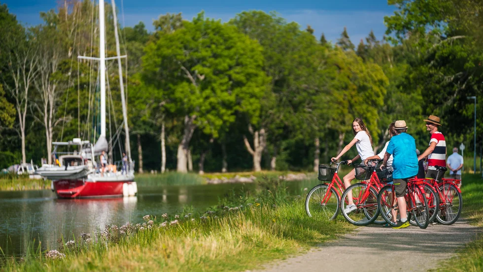 Det planeras för en 20 mil lång cykelled utmed Göta kanal.
