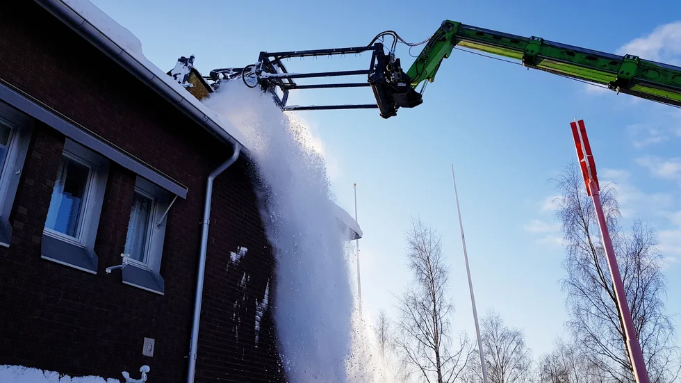 Efter den gångna veckans ymniga snöande har det bildats livsfarliga överhäng på många byggnader. Sopmaskinen avlägsnar effektivt överhänget på PT-huset.