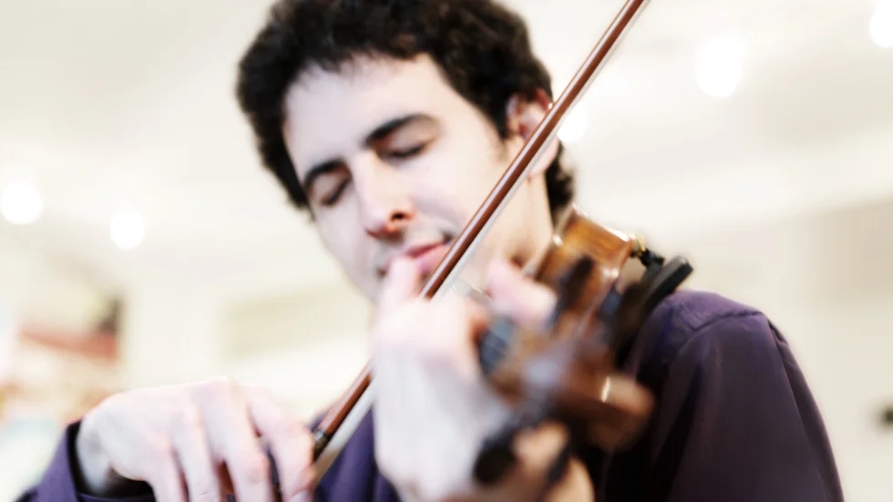 Itamar Zorman är uppvuxen i en musikerfamilj i Tel Aviv, och har sedan dess spelat världen över. 2011 vann han den internationella Tjajkovskijtävlingen.