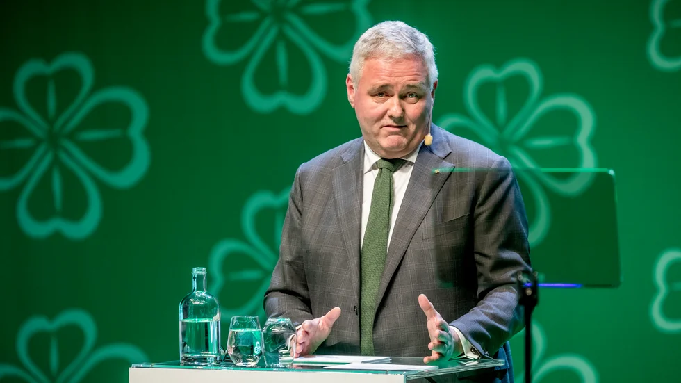 Anders W Jonsson, som vikarierar för Annie Lööf, leder ett parti som fortfarande trivs i januarisamarbetet.