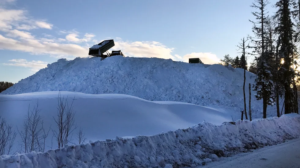 Lastbilarna kör i skytteltrafik till och från snötippen på Porsön efter förra veckans snösmocka i Luleå.