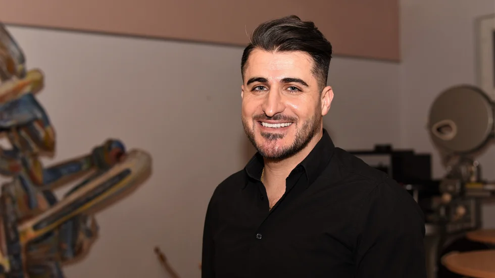 "Jag har levt i utanförskap och med missbruksproblem, jag är en person som ingen velat ha med att göra. Nu är jag en hyllad talare och det är min sårbarhet som ger mig drivkraft", säger Charbel Gabro. 