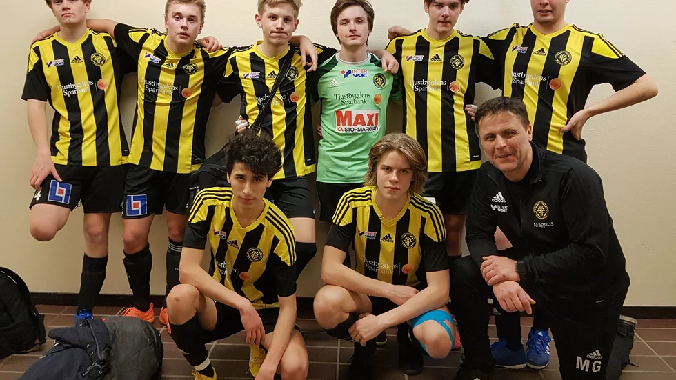 Övre raden från vänster: Fabian Svakko, Rasmus Rosengren, Hugo Norden, Leon Lundberg, Oliver Gustafsson, David Covarrubias-Gilin. Nedre raden: Reza Rezai, Gunnar Viggvik, Magnus Gustafsson (ledare). 