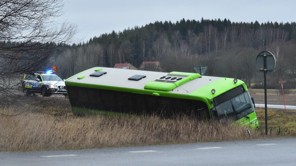 Bussen blev stående i diket vid sidan av vägen.