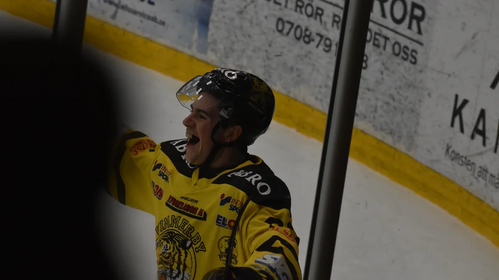 Max Popovic firar sitt viktiga 5-3-mål. 