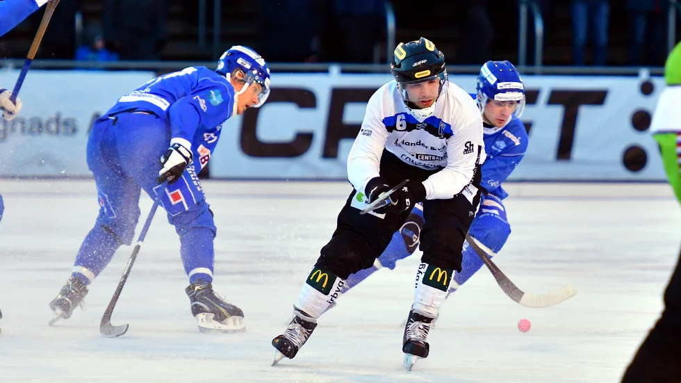 Teemu Määttä i Sirius på väg fram efter en missad hörna av Motala. Men han fick inte med sig bollen på den usla isen.