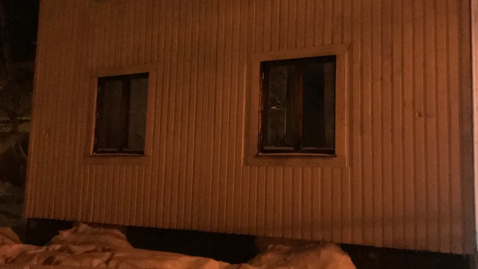 Här i mannens bostad ska de misstänkta brotten ha skett natten mellan juldagen och annandag jul.