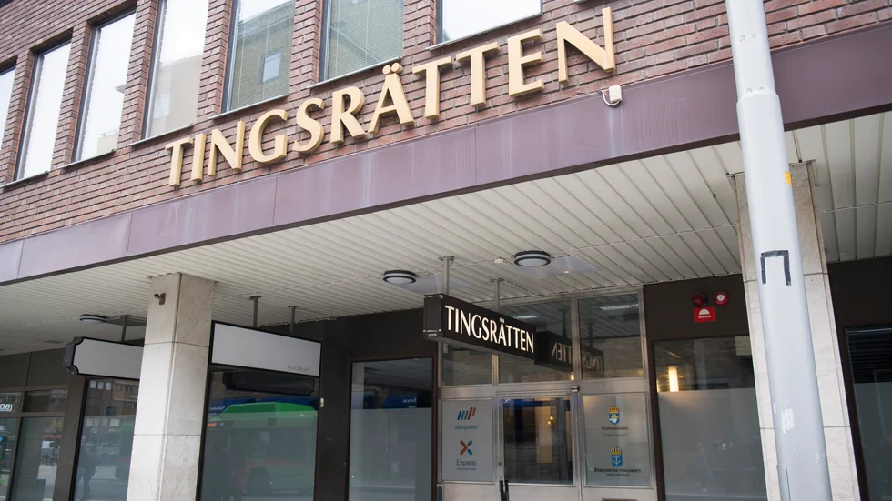 Tingsrätten i Eskilstuna har fått in ett åtal om en pappa som misstänks ha hotat sin dotter.