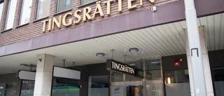 Pappa höll kniv mot dotterns hals