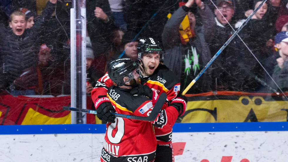 Petter Emanuelsson har just skickat in matchavgörande 3–1-målet i seriefinalen mot Färjestad.