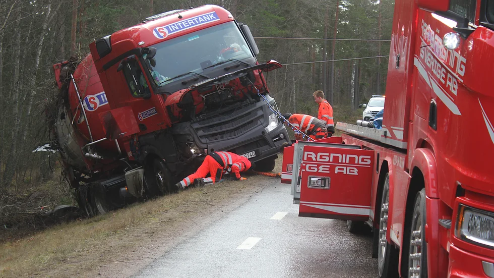 Lastbilen kunde resas upp på rätt köl och sedan dras upp ur diket. Men det behövdes en del arbete för att få bort den, så att saneringen av motoroljan kunde inledas.