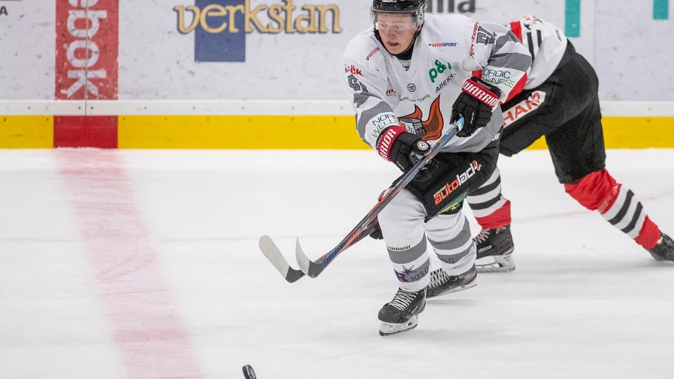 Simon Rodling är uppe i hela tretton mål i västra hockeyettan efter att ha gjort både det andra och tredje målet borta mot bottenlaget Surahammar. 

 