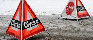 Personbil i krock med timmerbil