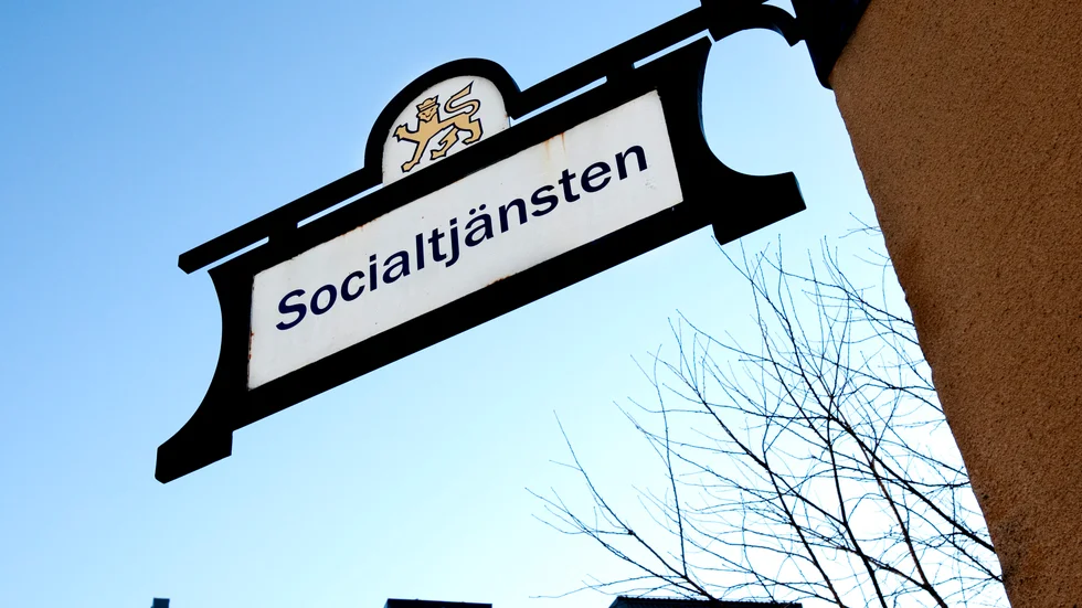 Domstolen underkänner socialtjänstens resonemang om fiktiv inkomst.