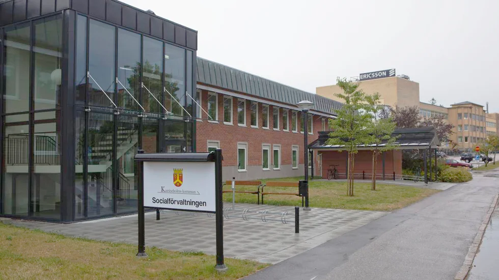 Tisdagens besked om att tjänster försvinner från socialförvaltningen nästa år har väckt oro i personalgruppen.