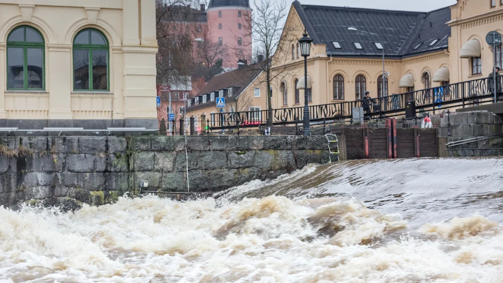 En väldigt regnig månad har varit bra för grundvattennivåerna, men lett till höga vattenflöden i Fyrisån.