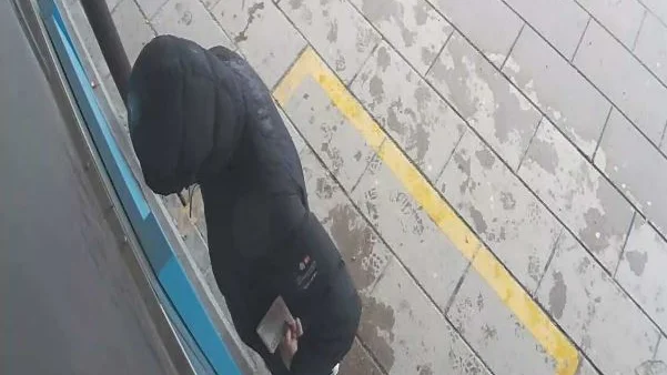 En gärningsman som inte kunnat identifieras tog ut pengar med offrets bankkort efter rånet. 