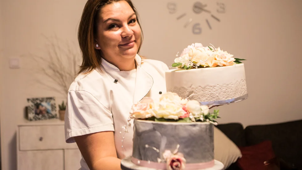 Konditor Zsuzsanna Deák ska tävla i bagar-OS i Stuttgart i februari. Just dessa tårtor är konstgjorda, men skulle lika gärna kunna vara skapade av grädde och marsipan.