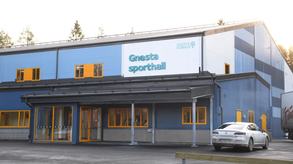 IFK Gnesta hann spela ett par innebandymatcher i nya hallen i våras, innan coronakrisen kom. Nu kostar hallen pengar i form av högre hyra.