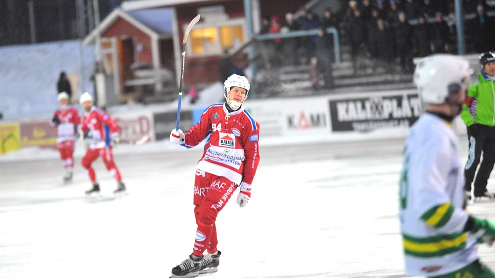"Vi gör en bra match och skapar väldigt många målchanser. Inte minst i andra halvlek som vi dominerar stort. Då vi borde ha gjort många fler mål. Det tar vi med oss in i kvalet", säger Kalix Bandys tränare Peter Stock.