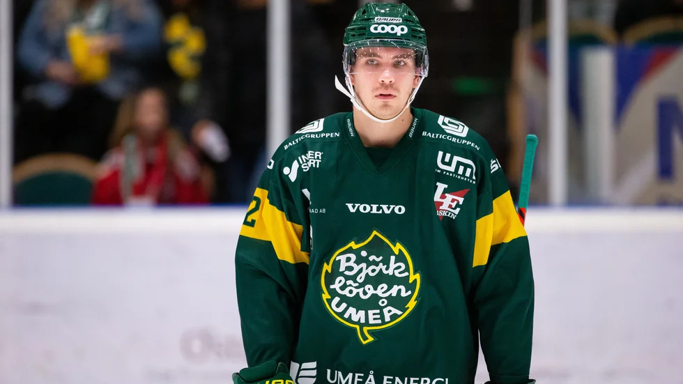 August Tornberg träffade ett barn i huvudet efter att han dumpade pucken, men istället träffade läktaren.