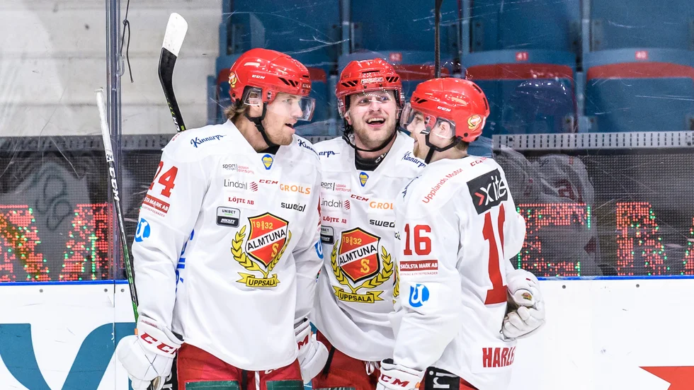 Tvåmålsskytten Sebastian Fakt (mitten) gratuleras till ett av målen på Hovet av lagkamraterna Calle Åsell, även han målskytt, och Hampus Harlestam.