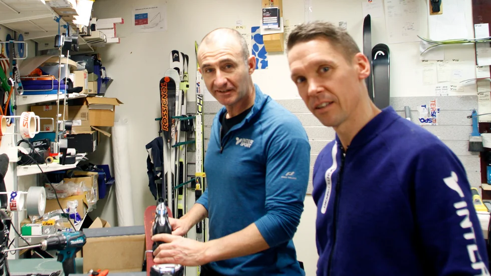 Mikel Folkegård och Christoffer Thurfjell på Intersport i Solberga är nöjda med vintersäsongen, trots utebliven kyla och snö.