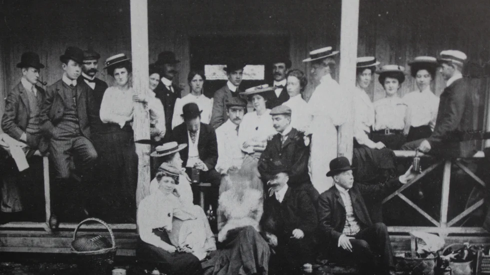 Här ses Finspångs Målskjutningssällskap med damer, omkring år 1910