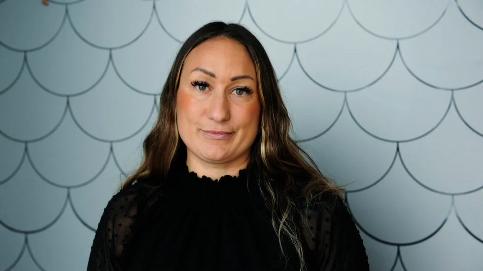 Jenny Svensson, Socialisterna Välfärdspartiet, har skrivit ett debattinlägg tillsammans med partikollegan Sara Rais.