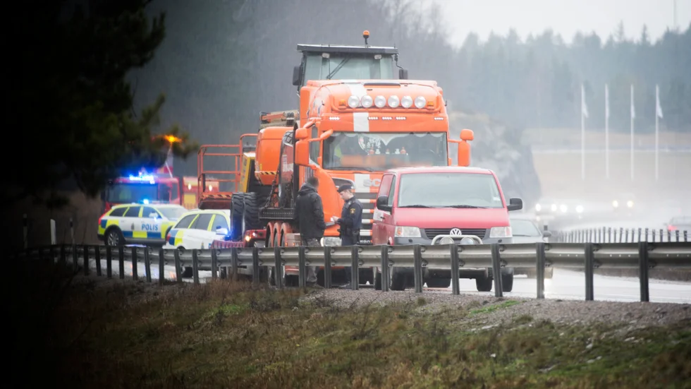 Olyckan inträffade strax före 12.30 på onsdagen en kort bit norr om trafikplats Vagnhärad i riktning mot Södertälje.