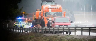 Skåpbil och trailerekipage i olycka på E4