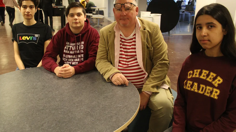  Amr Kholi, Albin Wittlock och Bayan Ali uppskattar att Albäcksskolan uppmärksammar Förintelsen och minnesdagen. " Det tål att upprepas gång på gång", säger läraren Henning Hägemann Schencke.