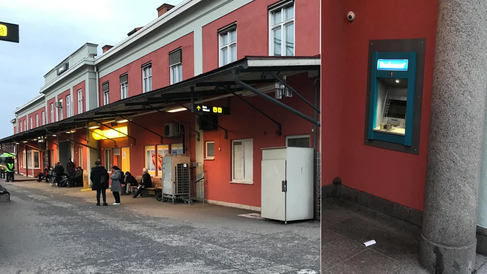 En kvinna blev hotad att ta ut pengar åt flera män ur bankomaten vid centralstationen i Eskilstuna i helgen.