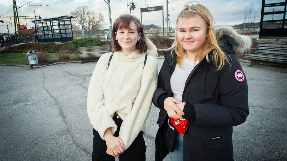 Leia Lyngsie och Nathalie Silver på väg till Stockholm för att gå på bio.