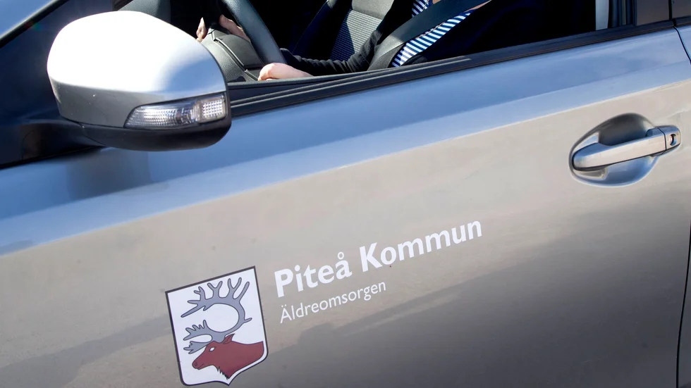 Hemtjänsten i flera områden får tummen upp och stora, varma tack men också vårdpersonal, företag med god service - och de som drar upp en ur diket! (Arkivbild)