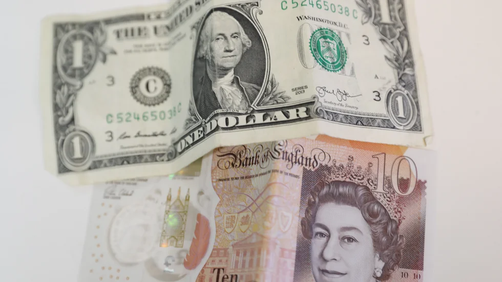 440 eurodollar hade dragits från mannens konto.