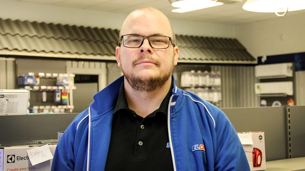 "En liten del av en undrar var alla kunder varit under åren", säger Sebastian Runeklev, butiksansvarig för Elon-butiken i Heby som nu stänger igen.