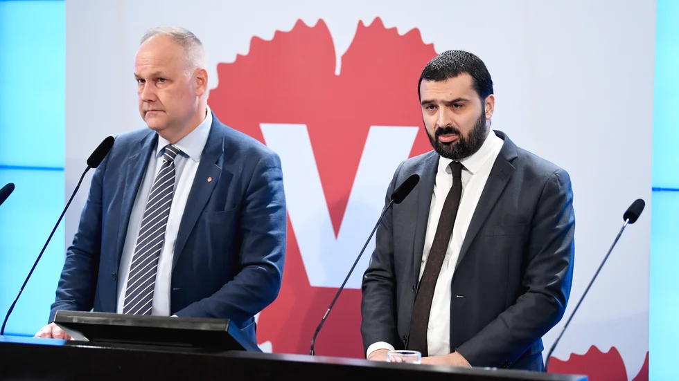 Vänsterledaren Jonas Sjöstedt och riksdagsledamoten Ali Esbati på pressträffen där de meddelade sina planer på ett misstroende mot arbetsmarknadsminister Eva Nordmark (S).