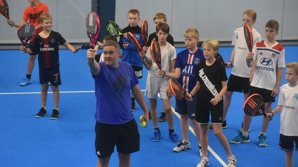 Mathias Westerling instruerar hur man ska hålla racket i rätt vinkel.