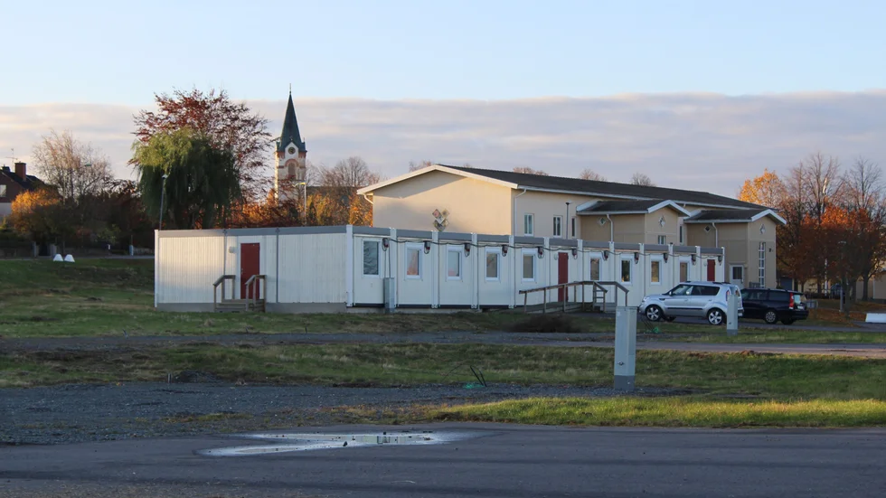 Den kvarvarande flyktingmodulen är redan försedd med kök, handikapptoalett och flera smårum. Vid nyår beräknas ombyggnaden till förskola komma igång.