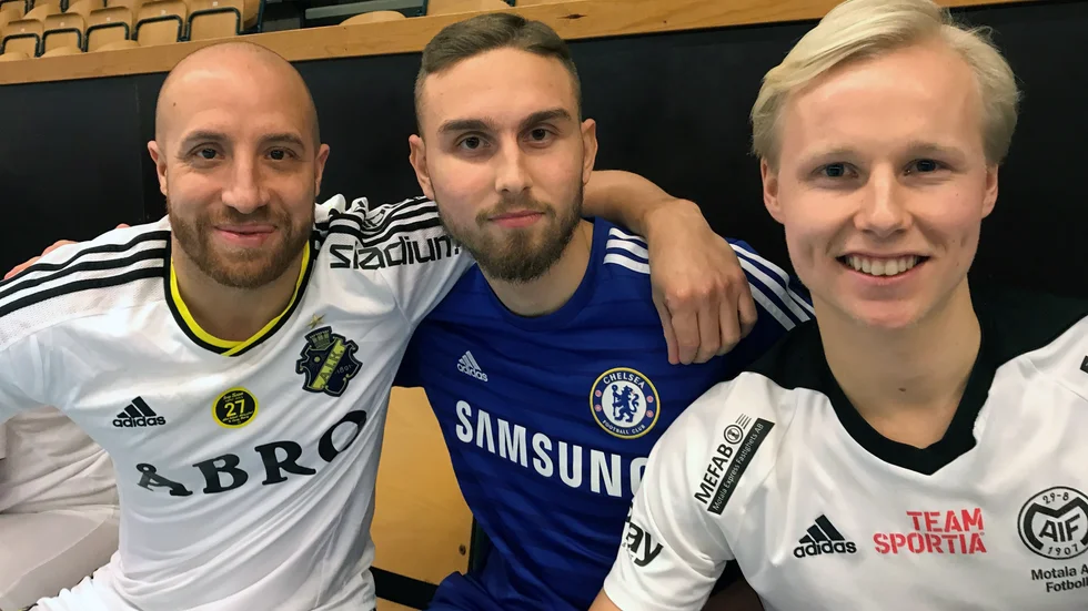 Ali Suljic, här på fjolårets Fotbollsnatta i Motala, kommer hem och spelar i Motala igen. Suljic är klar för futsalspel för Motala futsalklubb. På bilden ses också Kenny Pavey och Simon Karlsson.