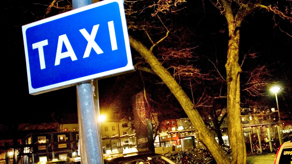 En taxichaufför hotades av en passagerare under fredagskvällen. 
