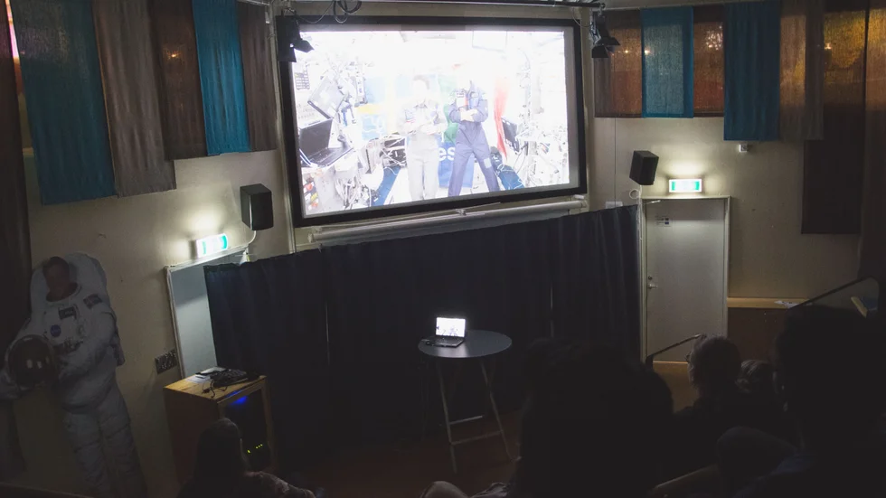 Teknikens hus sände under fredagen ett samtal mellan nobelpristagare och astronauter, live från rymden. 