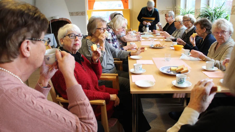 Mitt i cirkeln bryter man för fikastund, en nog så viktig punkt på dagordningen. Här runt bordet kan det vara lite marigt att hinna begära ordet.