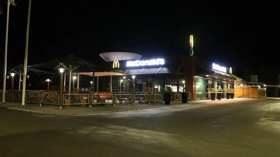 Strax innan stängningdags slog rånarna till mot McDonalds i Fyrislund.